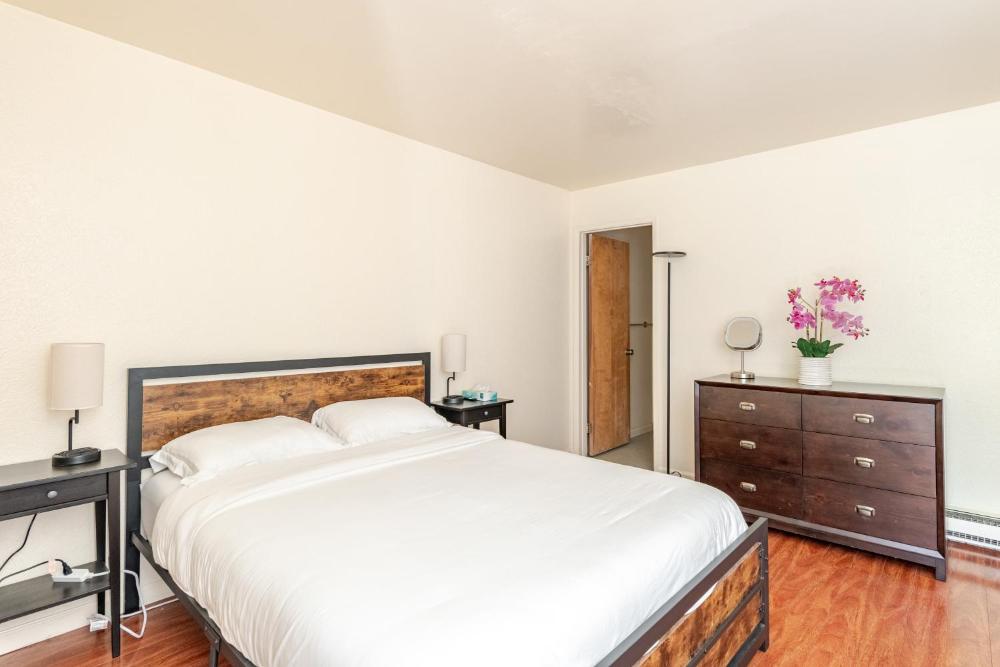Modern & Cozy 2 Bedroom 2 Bathroom Sofabed Suite